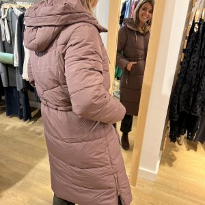 🌰 La Doudoune Chocolat : longue, chaude, essentielle Un cocon de chaleur enveloppé de douceur chocolat. Cette doudoune longue dessine une silhouette élégante tout en vous protégeant des morsures de l’hiver. Sa teinte profonde et gourmande évoque le réconfort d’un feu de cheminée, le raffinement discret d’un hiver bien habillé. Parfaite pour affronter le froid avec style, elle conjugue confort, allure et féminité. Une pièce pensée pour celles qui veulent rester libres, même sous les flocons.