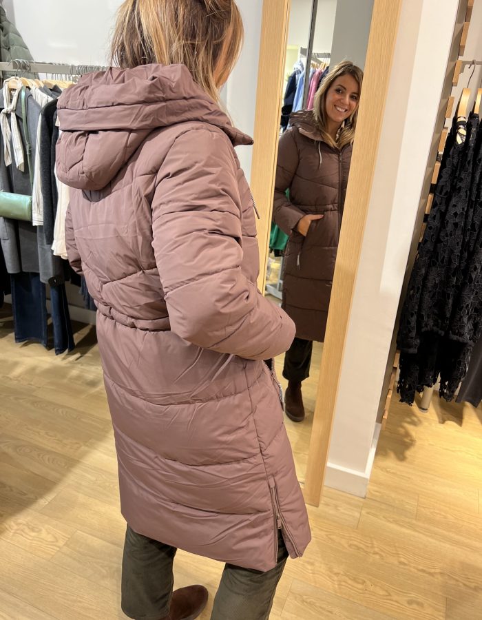 🌰 La Doudoune Chocolat : longue, chaude, essentielle Un cocon de chaleur enveloppé de douceur chocolat. Cette doudoune longue dessine une silhouette élégante tout en vous protégeant des morsures de l’hiver. Sa teinte profonde et gourmande évoque le réconfort d’un feu de cheminée, le raffinement discret d’un hiver bien habillé. Parfaite pour affronter le froid avec style, elle conjugue confort, allure et féminité. Une pièce pensée pour celles qui veulent rester libres, même sous les flocons.